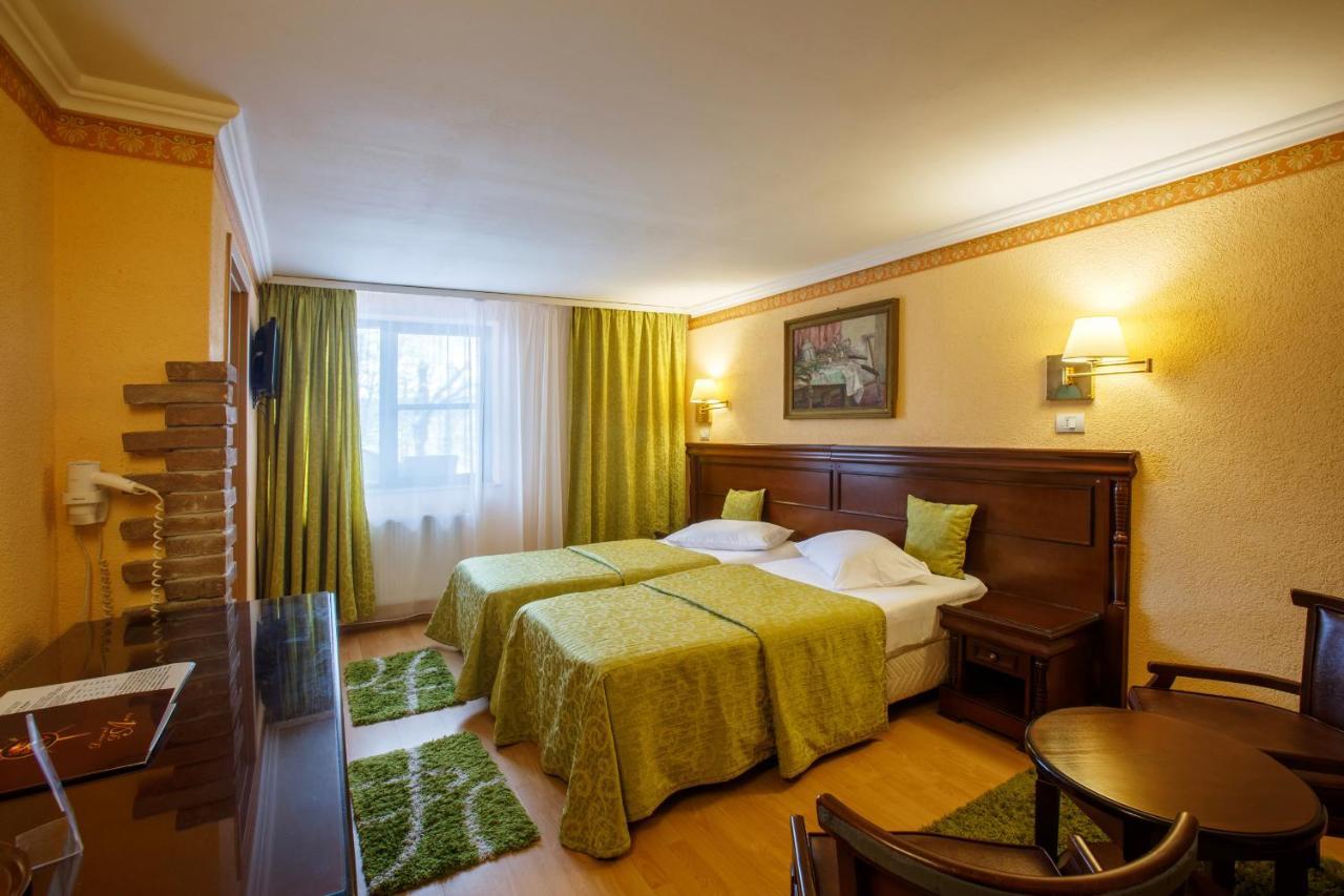 Hotel Domeniul Dracula Daneş Extérieur photo